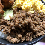 居喰処 光 - 2020/10/23
      本日の日替り 鳥唐三色丼 500円