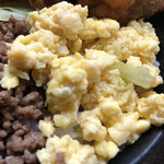 居喰処 光 - 2020/10/23
      本日の日替り 鳥唐三色丼 500円