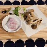 信州・宮ちゃん酒食処 ブルーウイング - 信州のきのこをこんがり焼きました。塩や醤油でお召し上がりください。