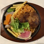 信州・宮ちゃん酒食処 ブルーウイング - ジュウジュウと焼ける音が食欲を誘う、ハンバーグプレートです。
