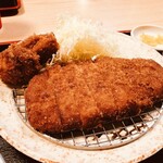 とん悦 - ロースかつ130g+牡蠣フライ2個　