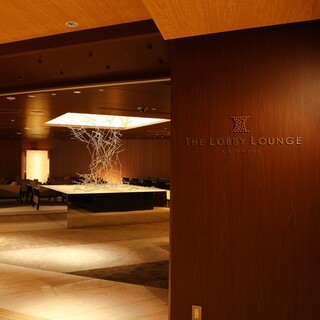 LOBBY LOUNGE - ホテル1階、お出かけ前の待ち合わせにもぴったりなラウンジスペース。