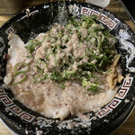 無鉄砲 - とんこつラーメン(粉落とし、コッテリ、ネギ多め)