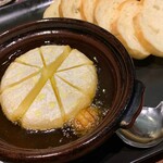 Niku Kei Izakaya Niku Juu Hachi Banya - 丸ごとカマンベールチーズのアヒージョ