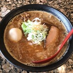 Mendokoro Hasumi - まぐろ豚骨ピリ辛味噌ラーメン＠850円にあじたま＠100円をトッピング