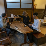 カイズ キッチン - 店内風景。我々の座った場所です。