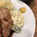 大阪トンテキ - マカロニサラダとカラシ