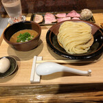 中華蕎麦 とみ田 - "つけめん(並)"1,250円に"特選全部乗せトッピング"1,000円と"比内地鶏半熟味玉"200円♪