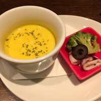 スペイン料理 La Cazuela 三ノ宮 ミント神戸店 - かぼちゃのポタージュ、タコとブロッコリーのマリネ