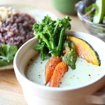 カホン - [季節野菜のグリーンカレー]タイ料理の定番。コクのある辛味がやみつき。旬のお野菜とどうぞ!!