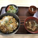Shikishima - シキシマのかつ丼900円赤出汁にサラダ付きです。