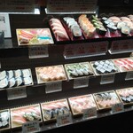 かに道楽 - 店頭で寿司の販売