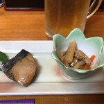 Shunno Ryouri Chuukasoba Kingu - お通し
                        鰆の照り焼きと、肉と野菜のピリ辛炒め（多分）