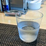 宍道湖しじみ中華蕎麦 琥珀 - カウンター上ランチョンマットにお水