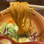 そらのいろ ニッポン - 麺は幅があるタイプです