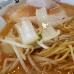 Uchuuken - みそラーメン。でっかいチャーシューの下には、炒めた野菜が！