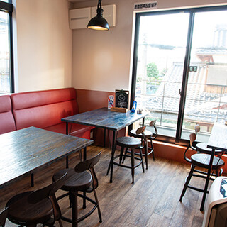 お席によって雰囲気が変わる、隠れ家空間でお食事を。貸切利用可