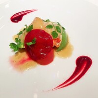 シェ・イノ - カブで覆ったオマール海老とアヴォカドとトマトの取り合わせ