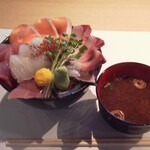 彩花亭 - ７種の海鮮丼８５８円（税込）