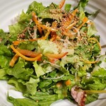 きんのぶた - サラダはその場で混ぜ混ぜしてくれます。