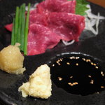 益市 - 牛刺し（薬味にピンがきてますね・・・）