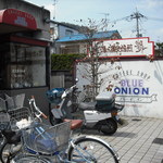 ブルーオニオン - 店名中心に撮影