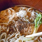 そば処石奈多 - 子持ち鮎蕎麦（黒七味を振って）