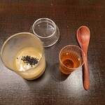 やまぐち - カスタードプリンに安納芋のソースと煎り番茶
