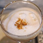 トゥ・ラ・ジョア - 冷たい林檎のスープにヘーゼルナッツのエスプーマ