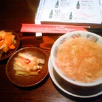 Shierudoragon - セットの中華スープ、セロリの浅漬け、あっさりキムチ風