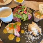 SIZZLE - 前菜盛り合わせ（アーモンドと浅利のスープ、チーズのライスコロッケ、帆立、サーモンのタルタル） 今回はレギュームではなくて、前菜盛り合わせにしました。ボリュームがありました。