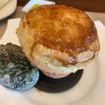 SIZZLE - 鮑のパイ包み またまたシェフが！美味しい。鮑がたっぷり。ジャガイモ、舞茸なども入っていました。 パイがサクサク。美味しいな。