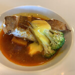 SIZZLE - アオハタのポアレ　スパイシーソースで ポルトガルのソースだそうです。スパイシー。チリチリの香辛料を使っているのかな。 アイオリソースでまろやかに。アオハタ、ふっくら、しっとりとポアレされていました。