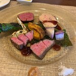 SIZZLE - 牛肉のステーキ（マルカワ、トモサンカク） いつもお肉の部位を２種類出してくれます。フォアグラはシェフからのサービス！ お肉の火入れがいい。万願寺唐辛子が美味しい。