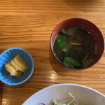 Ajidokoro Gin No Sato - 何気にお漬物美味しい、味噌汁は豆腐とワカメが沢山。