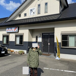 味処 銀の里 - 店頭、好きなお店なのでにやけて写り込んできた。