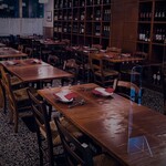 OSTERIA BARABABAO - テーブルにパーテーションを付けてます
