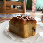 Deli's ケーキ＆コーヒー - ブヂン みっちりむっちりしたパン生地に、しみたプリンエキスとレーズンがたーっぷり