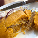 Deli's ケーキ＆コーヒー - 中には細切りの豚肉とオリーブ、人参？みたいな野菜が入ってるがメインはあくまでとうもろこし粉