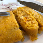 Deli's ケーキ＆コーヒー - とうもろこしの粉を固めてできるタマル。勝手な想像だと、テカテカした生地で肉やなんやら巻いたラザニアみたいなのだと思ってたけど、全然ちがうのね