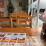 Deli's ケーキ＆コーヒー - 店内は女性らしく清潔で、ゆったりと広めな空間になってます