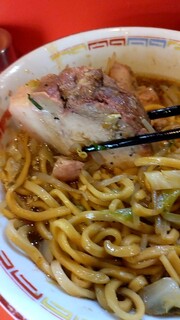 ラーメン二郎 - 豚さんは中々のボリュームで美味かったです