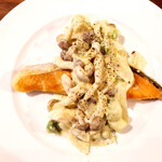 アルカフェ - 鮭のソテー・アボカドサワークリームソース