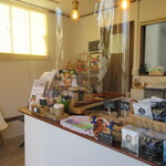 和歌珈琲 - 店内飲食用に3席あります