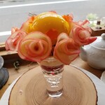 ラトリエ ア マ ファソン - ルビーポルト酒でミキュイにした林檎のロザス仕立て オレンジとプルーンのアルザス煮とチャイティーのジュレ アルマニャックのアイス入り