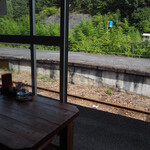 Yano Eki Shokudou - 備後矢野駅のホームが見えるテーブル席です