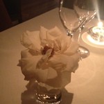 ジャッジョーロ銀座 - テーブルには白いバラとキャンドル