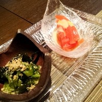 杜若 - お通し(ワカメと胡瓜の甘酢合え&トマト寄せ)