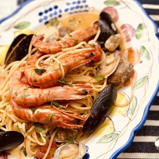 アラカルト・コース料理ともに旬の素材を豪快に！