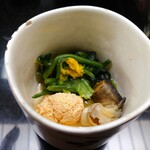 つる由 - 春菊、サザエ、鯛の子？の煮物
